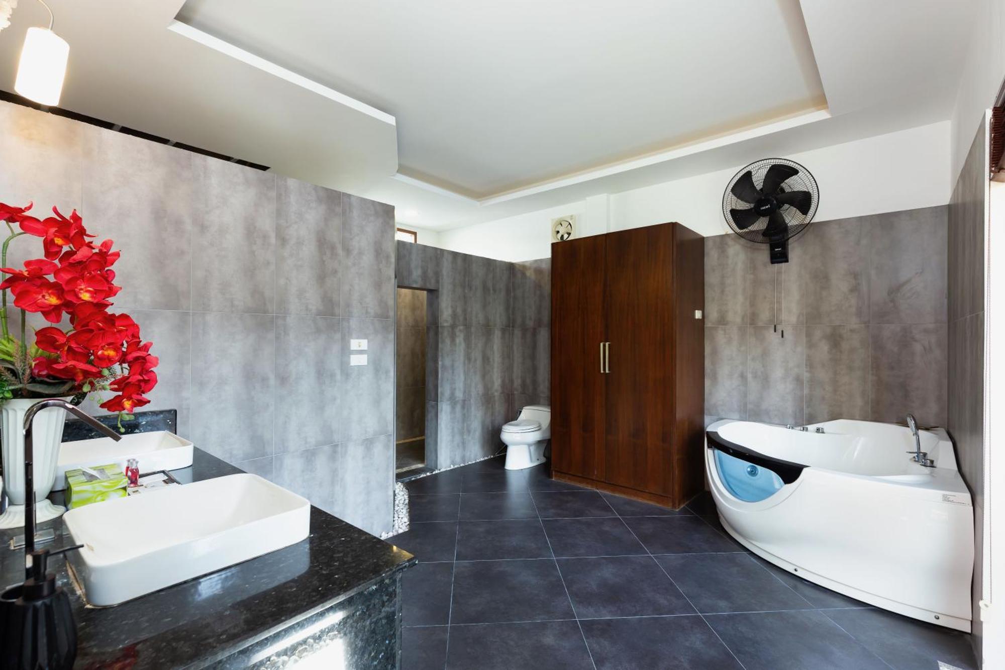Extraordinary Courtyard 6Br Pool Villa Sri Suri, Naiharn Rawai Luaran gambar